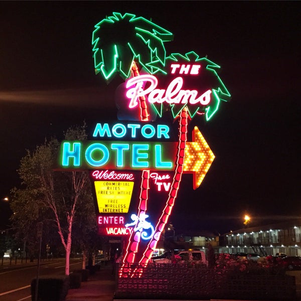 Clean, Train Stopp in Front of the door - Great neon sign