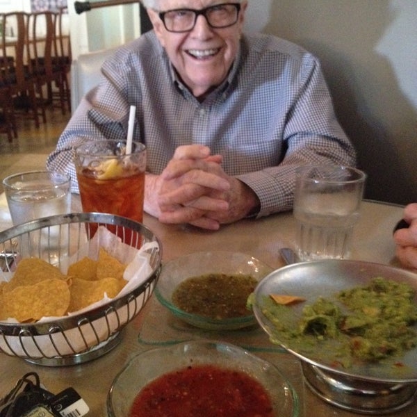 Das Foto wurde bei Estrada&#39;s Restaurant von Rachel L. am 4/27/2014 aufgenommen
