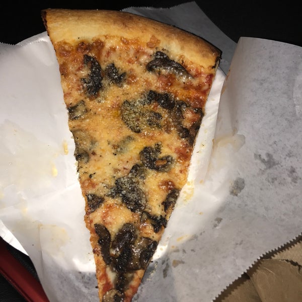 12/16/2017 tarihinde Rachel L.ziyaretçi tarafından Rotten City Pizza'de çekilen fotoğraf