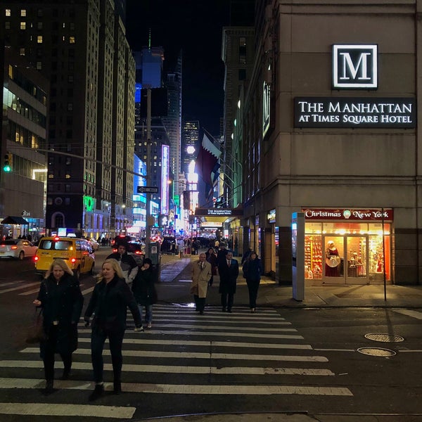 รูปภาพถ่ายที่ The Manhattan at Times Square Hotel โดย Anton C. เมื่อ 3/23/2018