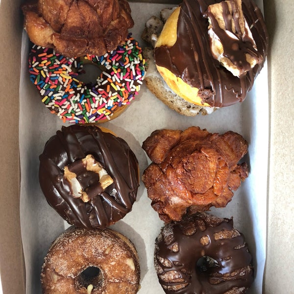 Photo taken at Kettle Glazed Doughnuts by Thomas D. on 9/10/2018