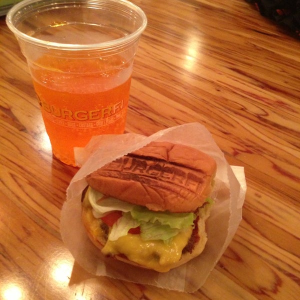 Foto diambil di BurgerFi oleh Patricia H. pada 8/4/2013