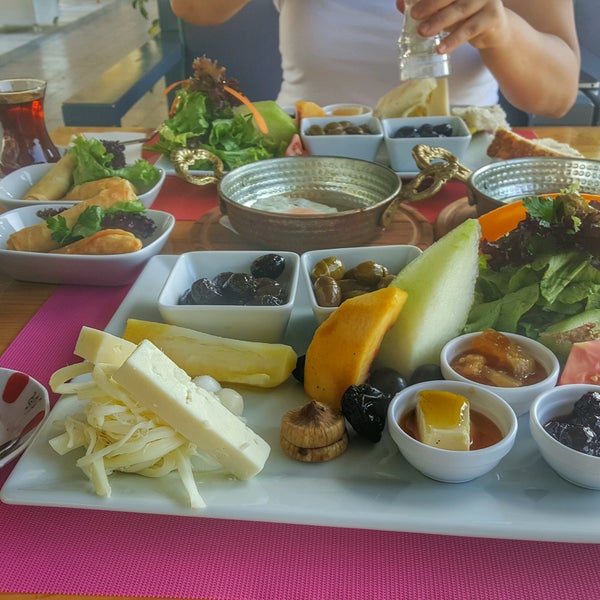 Foto scattata a Avangart Cafe&amp;Restaurant da İLAYDA A. il 10/4/2016