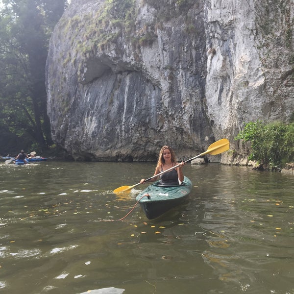 Foto tirada no(a) Dinant Évasion - Lesse Kayaks por Phaedra P. em 8/23/2015