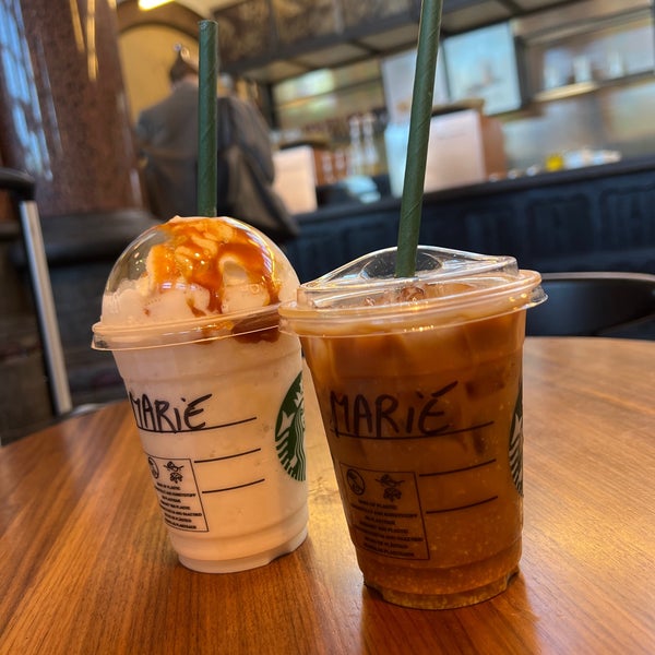Foto scattata a Starbucks da Charlotte G. il 8/23/2022