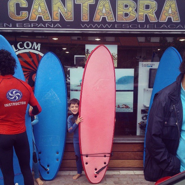 Das Foto wurde bei Escuela Cántabra de Surf von Juan R. am 8/5/2013 aufgenommen