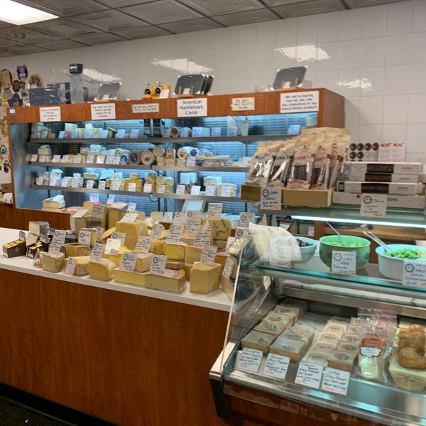 Foto scattata a Ideal Cheese Shop da Lauren S. il 1/26/2021