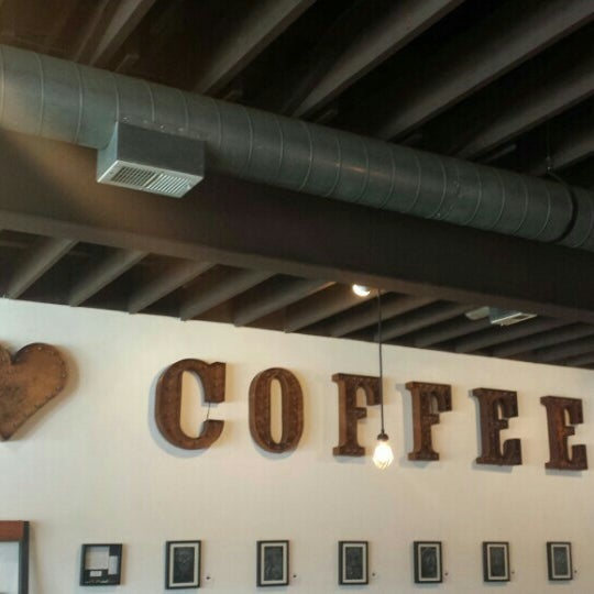 7/21/2015 tarihinde Rhiannon S.ziyaretçi tarafından PT&#39;s Coffee'de çekilen fotoğraf