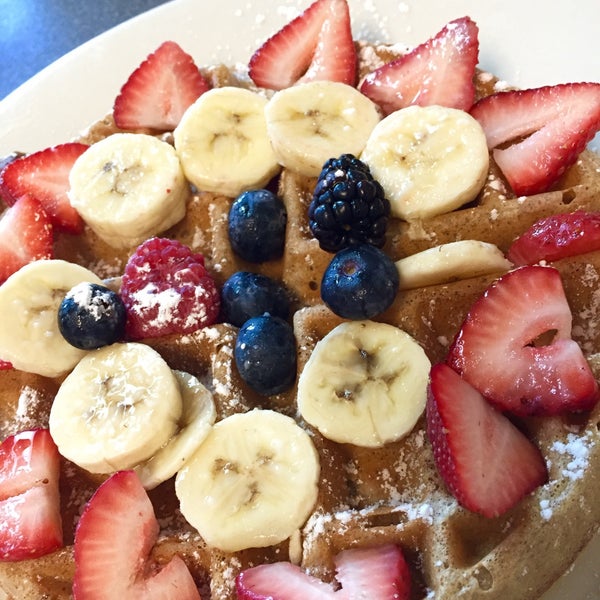 Снимок сделан в Omelette &amp; Waffle Café пользователем Tidarat S. 4/18/2015