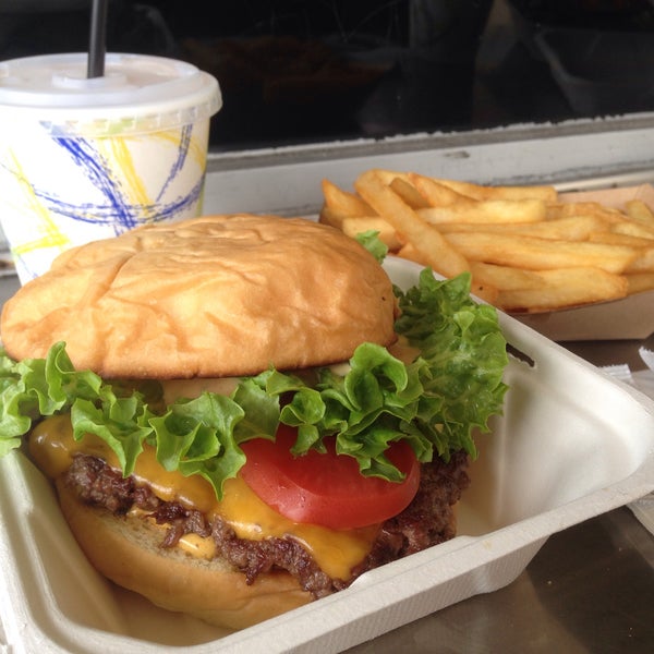 รูปภาพถ่ายที่ Beep&#39;s Burgers โดย Dave เมื่อ 5/28/2015