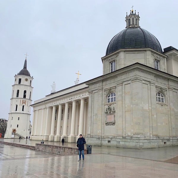 Foto scattata a Vilniaus arkikatedra ir Šv. Kazimiero koplyčia | Cathedral of St Stanislaus and St Vladislav and Chapel of St Casimir da Sergey B. il 3/2/2020