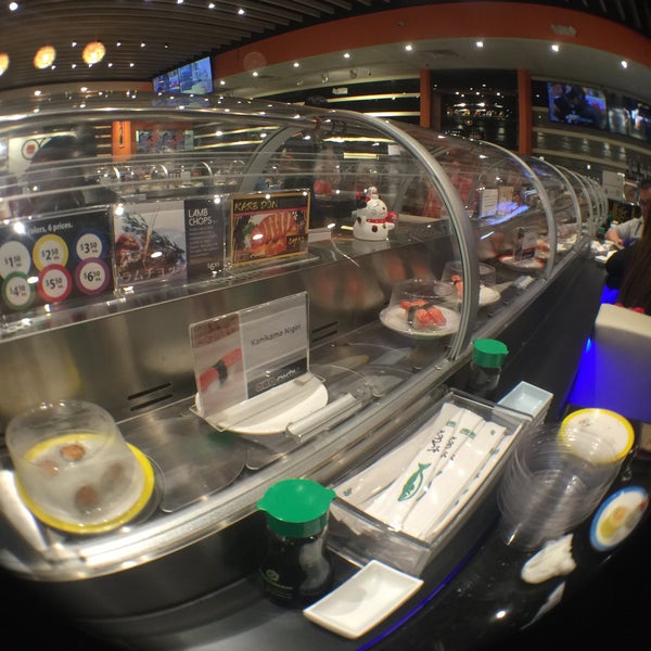 Foto tirada no(a) Sushi + Rotary Sushi Bar por rupert p. em 10/23/2016