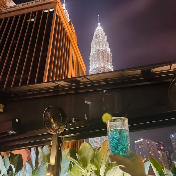 Foto scattata a Canopy Rooftop Bar &amp; Lounge da Daisuke S. il 9/4/2022
