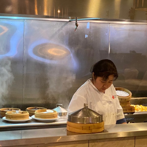 รูปภาพถ่ายที่ Jeng Chi Restaurant โดย Phil P. เมื่อ 12/17/2019
