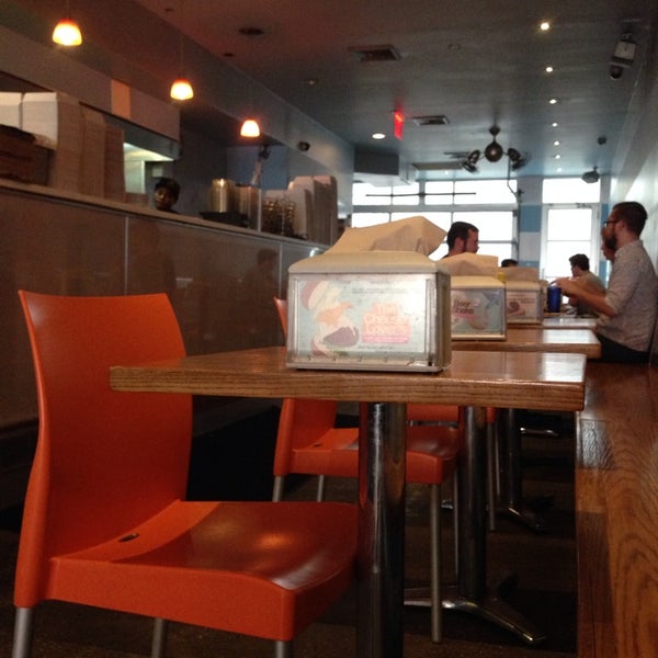 7/11/2013 tarihinde Julius Erwin Q.ziyaretçi tarafından 67 Burger'de çekilen fotoğraf