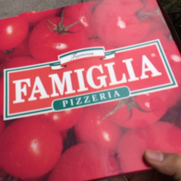 Снимок сделан в Famous Famiglia Pizza пользователем Julius Erwin Q. 1/16/2014