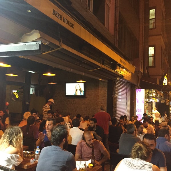 รูปภาพถ่ายที่ Beer House Nevizade โดย Gürsel K. เมื่อ 7/29/2017