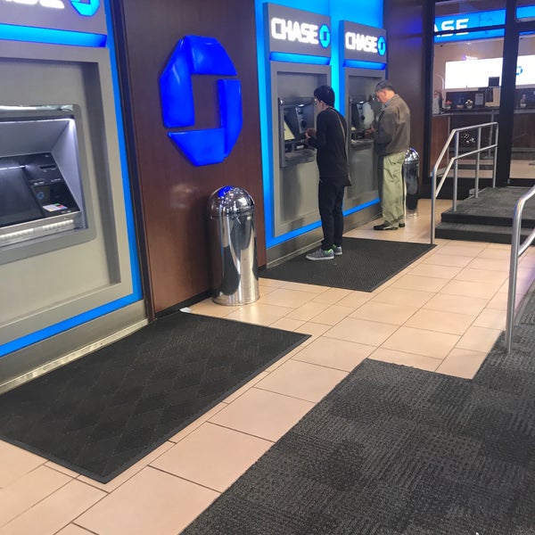 chase-bank-now-closed-lincoln-square-2030-broadway