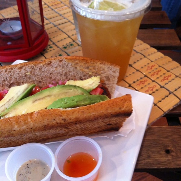 Das Foto wurde bei Tea NJ &quot;Vegan Friendly Cafe&quot; von Amy C. am 6/29/2014 aufgenommen