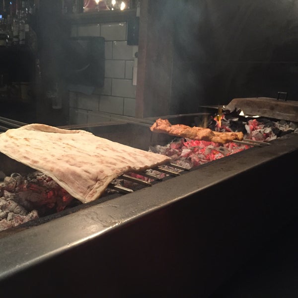 Photo prise au Makara Charcoal Grill &amp; Meze par Amin A. le11/27/2015