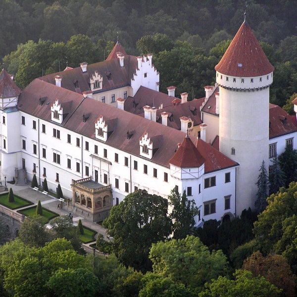 Můžete navštívit krásný zámek Konopiště, který se nachází 8km od našeho statku, případně Vás tam můžeme přivézt kočárem taženým párem císařských koní.