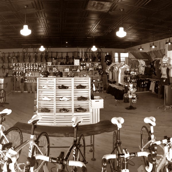 6/27/2014 tarihinde Veloville USA/Bicycles &amp; Coffeeziyaretçi tarafından Veloville USA/Bicycles &amp; Coffee'de çekilen fotoğraf