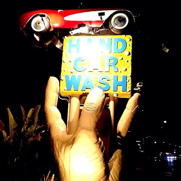 Das Foto wurde bei Studio City Hand Car Wash von Michael Anthony am 9/8/2013 aufgenommen