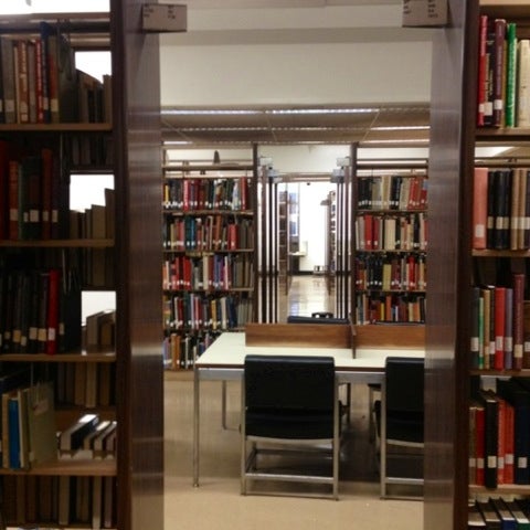 12/1/2012にMichael AnthonyがLeo F. Cain University Libraryで撮った写真