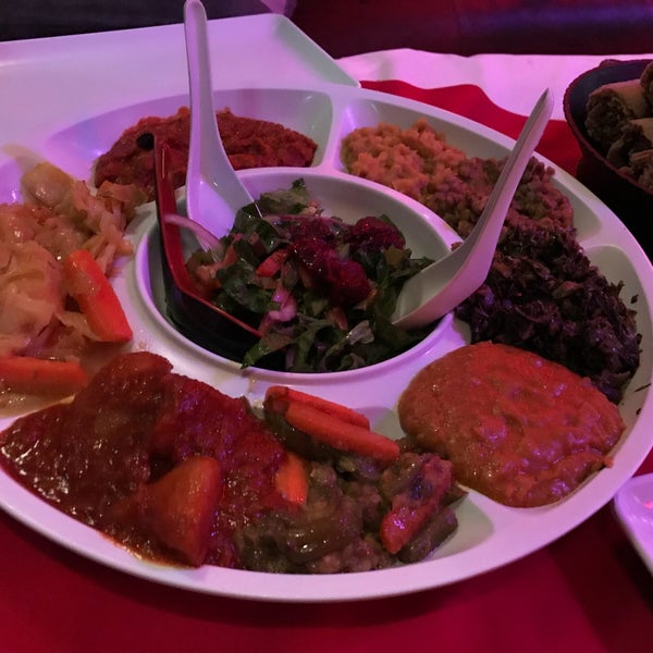 รูปภาพถ่ายที่ Lucy Ethiopian Restaurant &amp; Lounge โดย Michael Anthony เมื่อ 6/8/2019