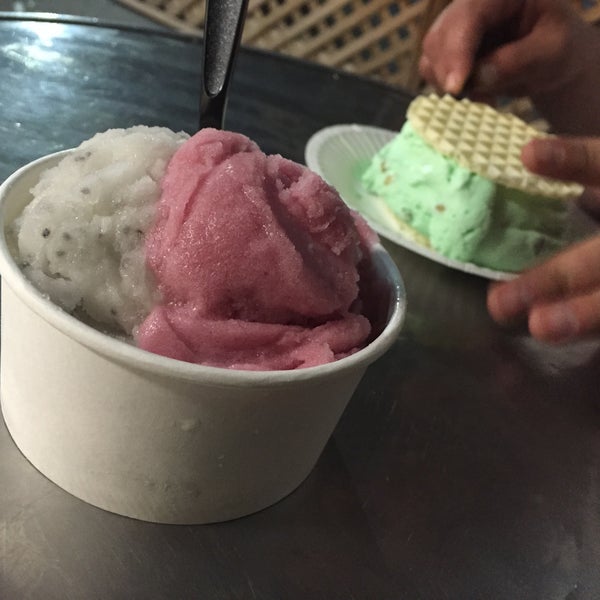 รูปภาพถ่ายที่ Mashti Malone Ice Cream โดย Michael Anthony เมื่อ 7/8/2015
