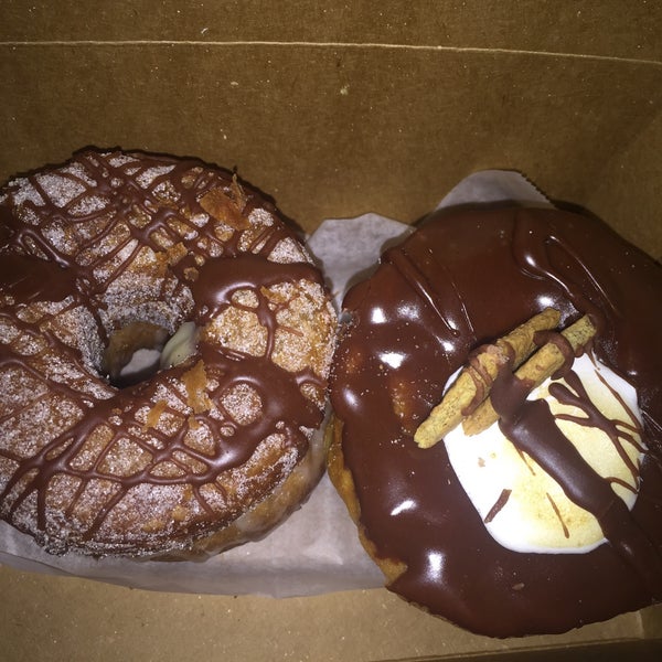 Foto tirada no(a) Kettle Glazed Doughnuts por Michael Anthony em 12/20/2015