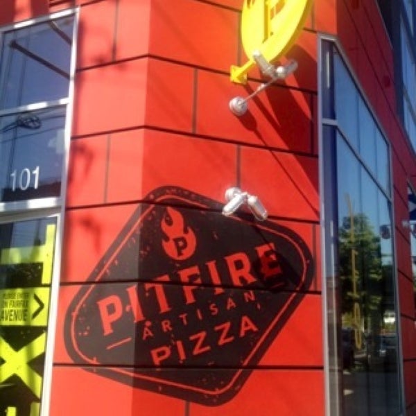 รูปภาพถ่ายที่ Pitfire Pizza โดย Michael Anthony เมื่อ 2/22/2013