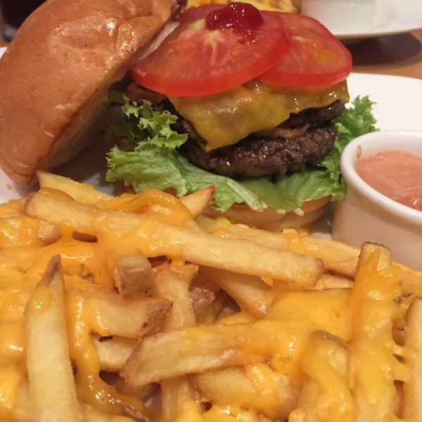 Foto diambil di Just Burger oleh q6er2022 A. pada 8/31/2015