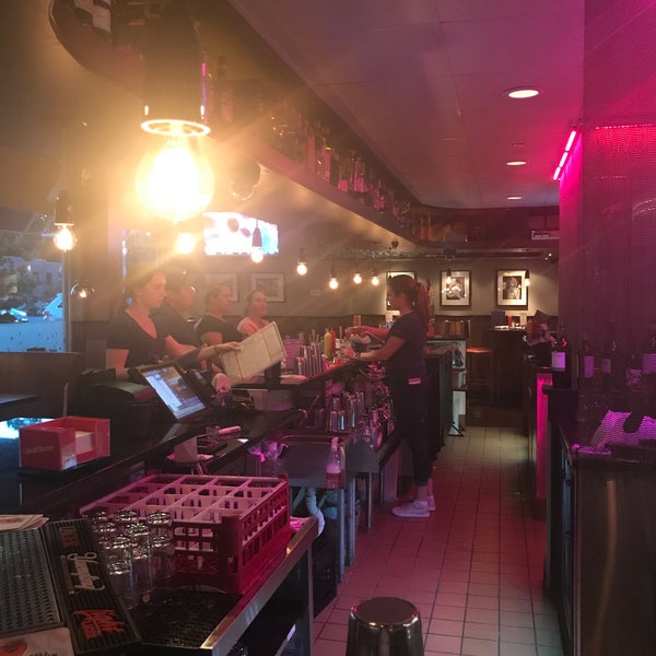 Foto scattata a Flipside Burgers &amp; Bar da Brandon N. il 7/15/2018
