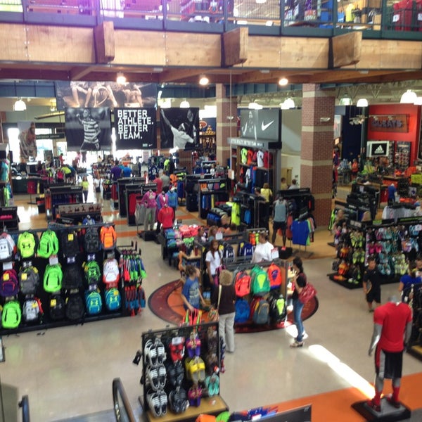 DICK'S Sporting Goods 936 ziyaretçidan 2 tavsiye