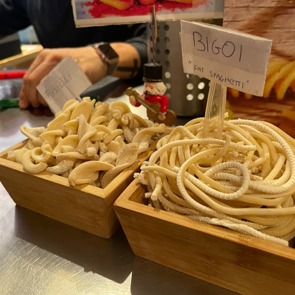 Снимок сделан в Dal Moro‘s Fresh Pasta To Go пользователем Richárd N. 10/22/2023