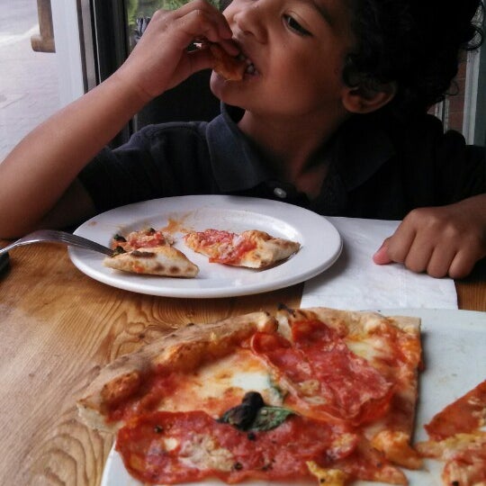 5/8/2013 tarihinde Jijesh D.ziyaretçi tarafından Pizzeria Defina'de çekilen fotoğraf