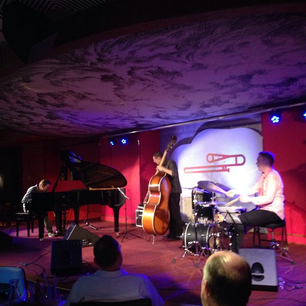 Photo taken at Vertigo Jazz Club &amp; Restaurant by Georges B. on 8/8/2015