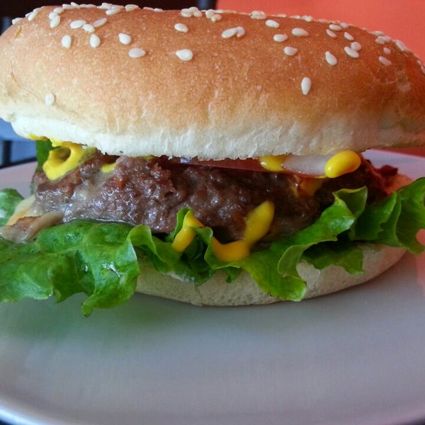 Foto tirada no(a) Burgers &amp; Crepes por Carlos G. em 3/23/2013