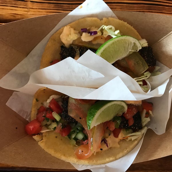 6/4/2018 tarihinde Jasmeetziyaretçi tarafından Kohala Burger &amp; Taco'de çekilen fotoğraf
