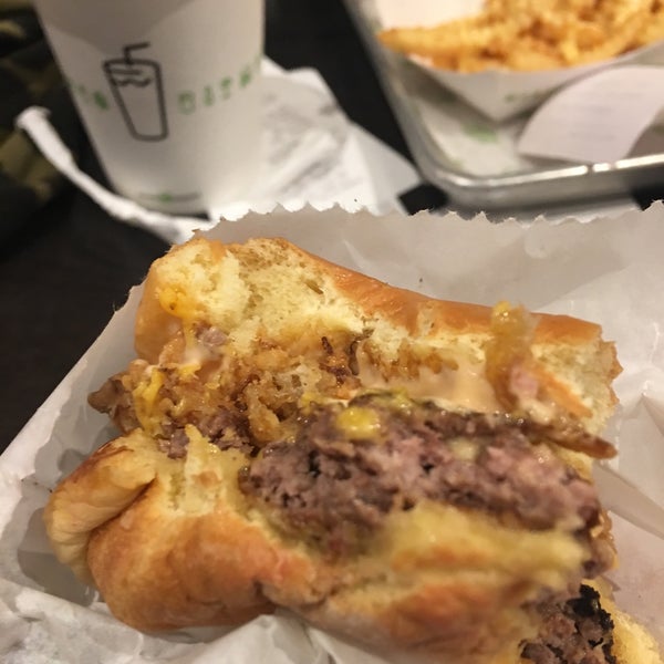 Photo taken at Shake Shack by Ashes on 3/4/2018