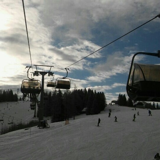 2/20/2016 tarihinde Romana R.ziyaretçi tarafından Ski Center Cerkno'de çekilen fotoğraf