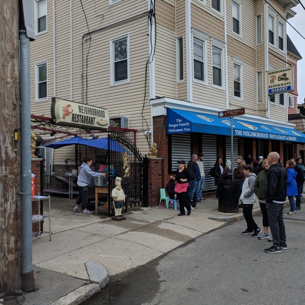 Foto tirada no(a) Neighborhood Restaurant por Ward W. em 5/13/2018