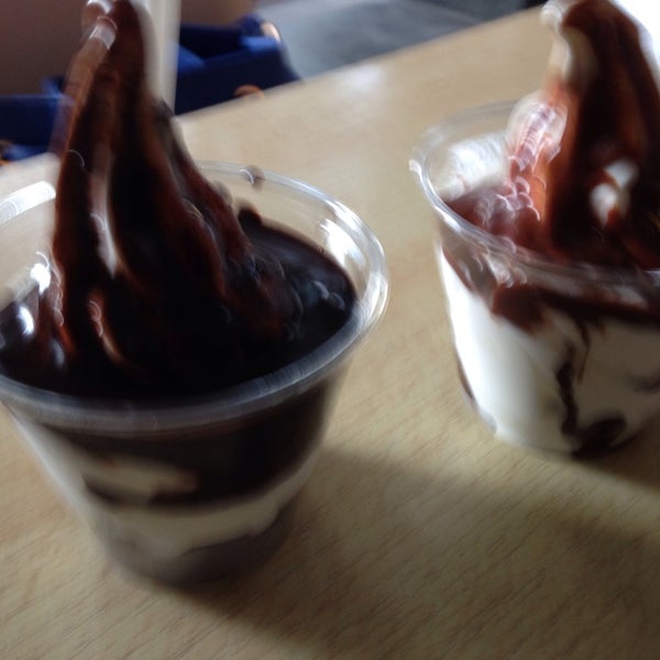 รูปภาพถ่ายที่ Twist Frozen Yogurt &amp; Smoothies โดย Filip เมื่อ 5/18/2014