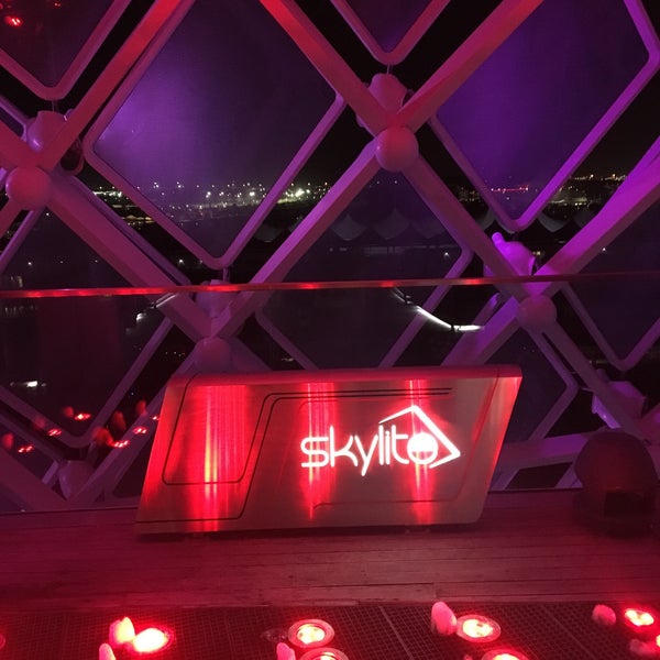 Foto tirada no(a) Skylite Lounge Bar por Essa A. em 9/30/2016