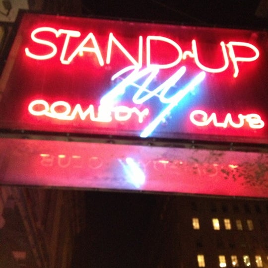 รูปภาพถ่ายที่ Stand Up NY โดย Denise E Jaceguay C. เมื่อ 1/5/2013