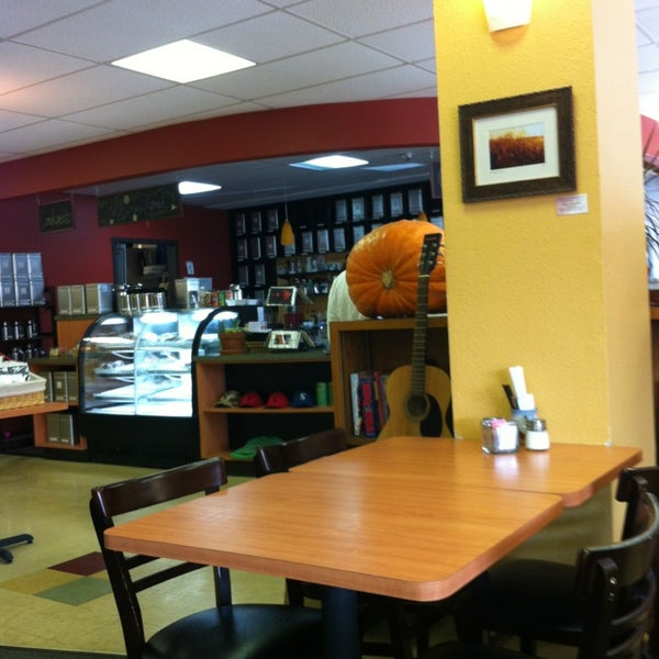 4/2/2013 tarihinde Marie M.ziyaretçi tarafından Kung Fu Cowboy Tea House Cafe'de çekilen fotoğraf