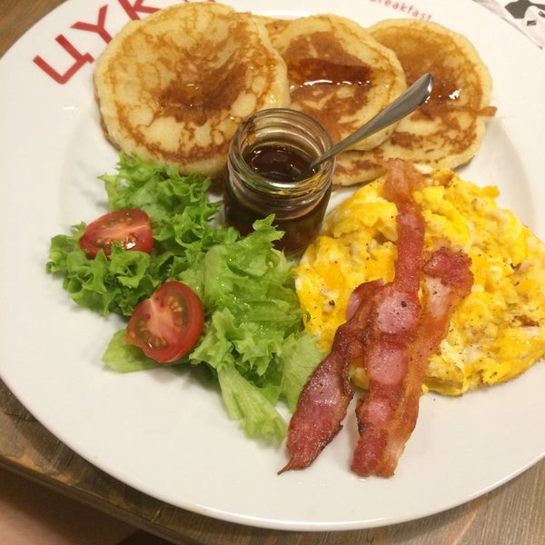 Yammy breakfast, I have tried pancakes with maple syrup, very delicious, cozy surrounding, everywhere cute pinguins.