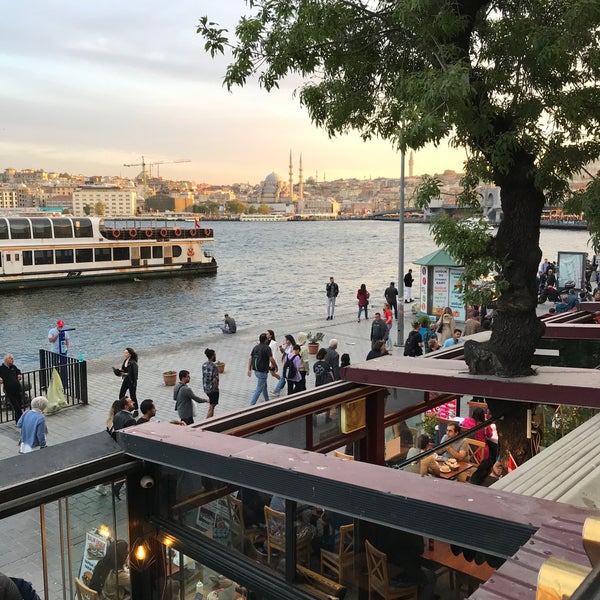 Foto diambil di Mare Karaköy oleh Özge pada 5/17/2022