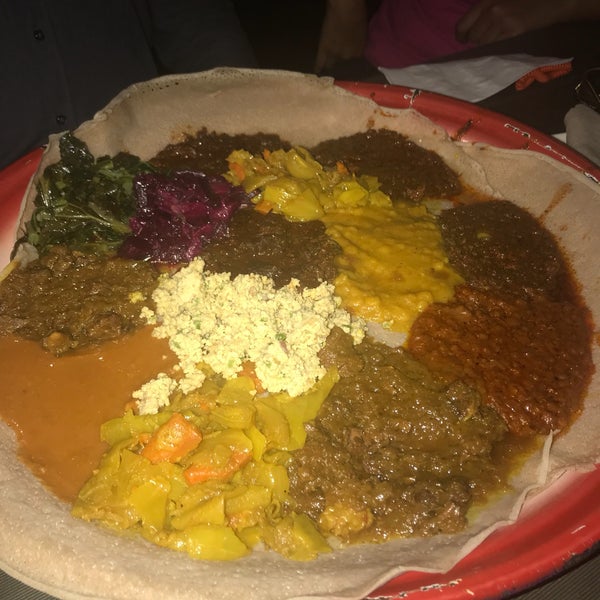 รูปภาพถ่ายที่ Bati Ethiopian Restaurant โดย tunga t. เมื่อ 10/4/2017